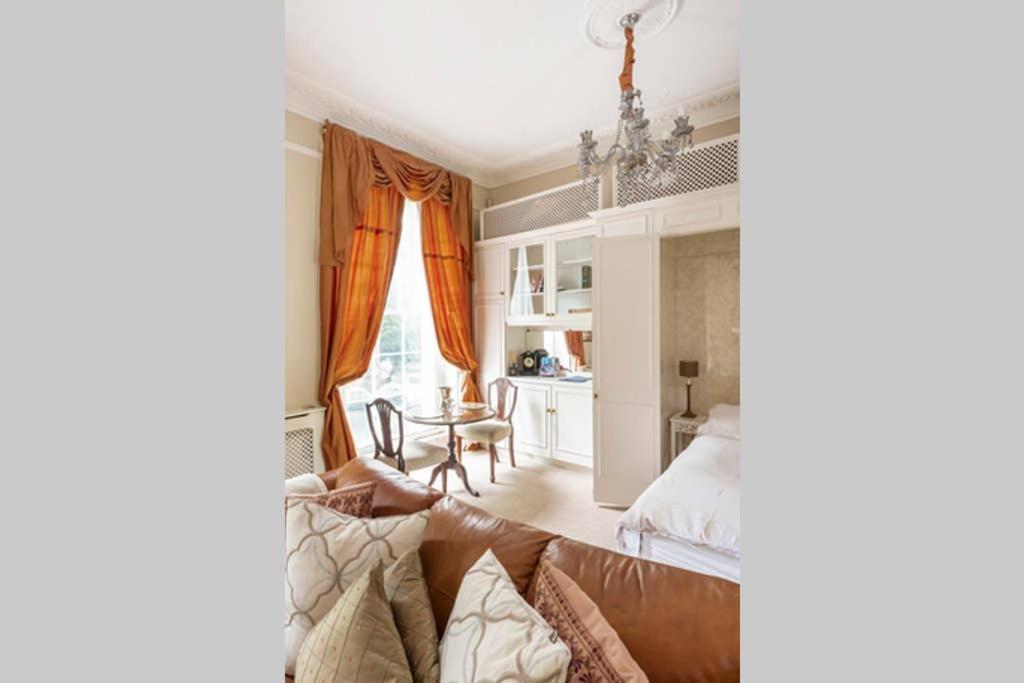 Апартаменты Beautiful Studio With Private Outside Terrace Бат Экстерьер фото